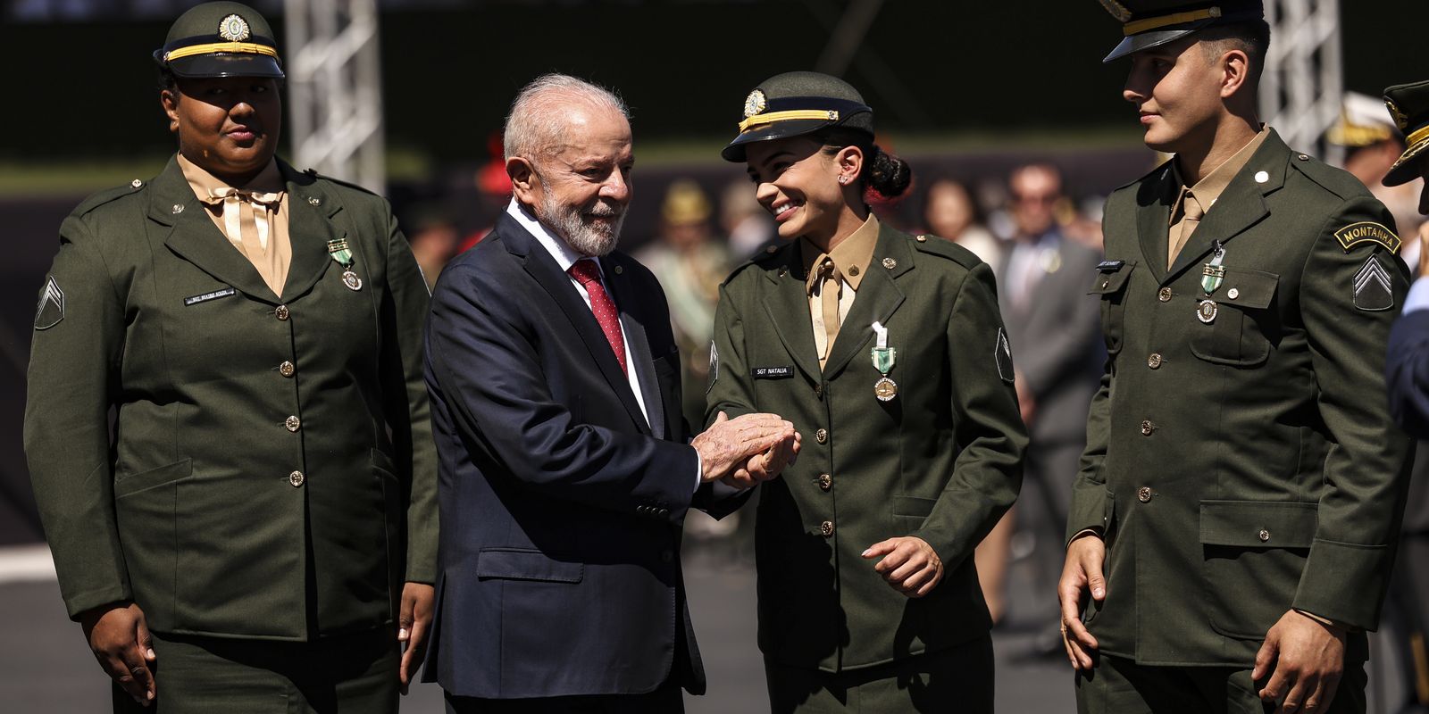 Atletas olímpicos brasileiros são condecorados com medalha do Exército