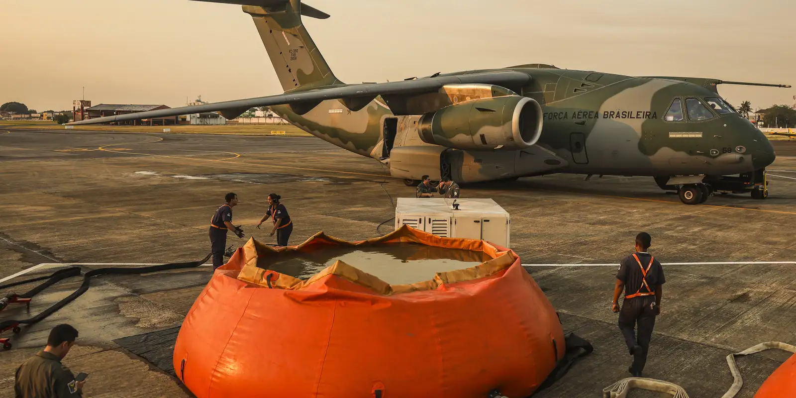 Avião da FAB auxilia no combate a incêndios em Ribeirão Preto