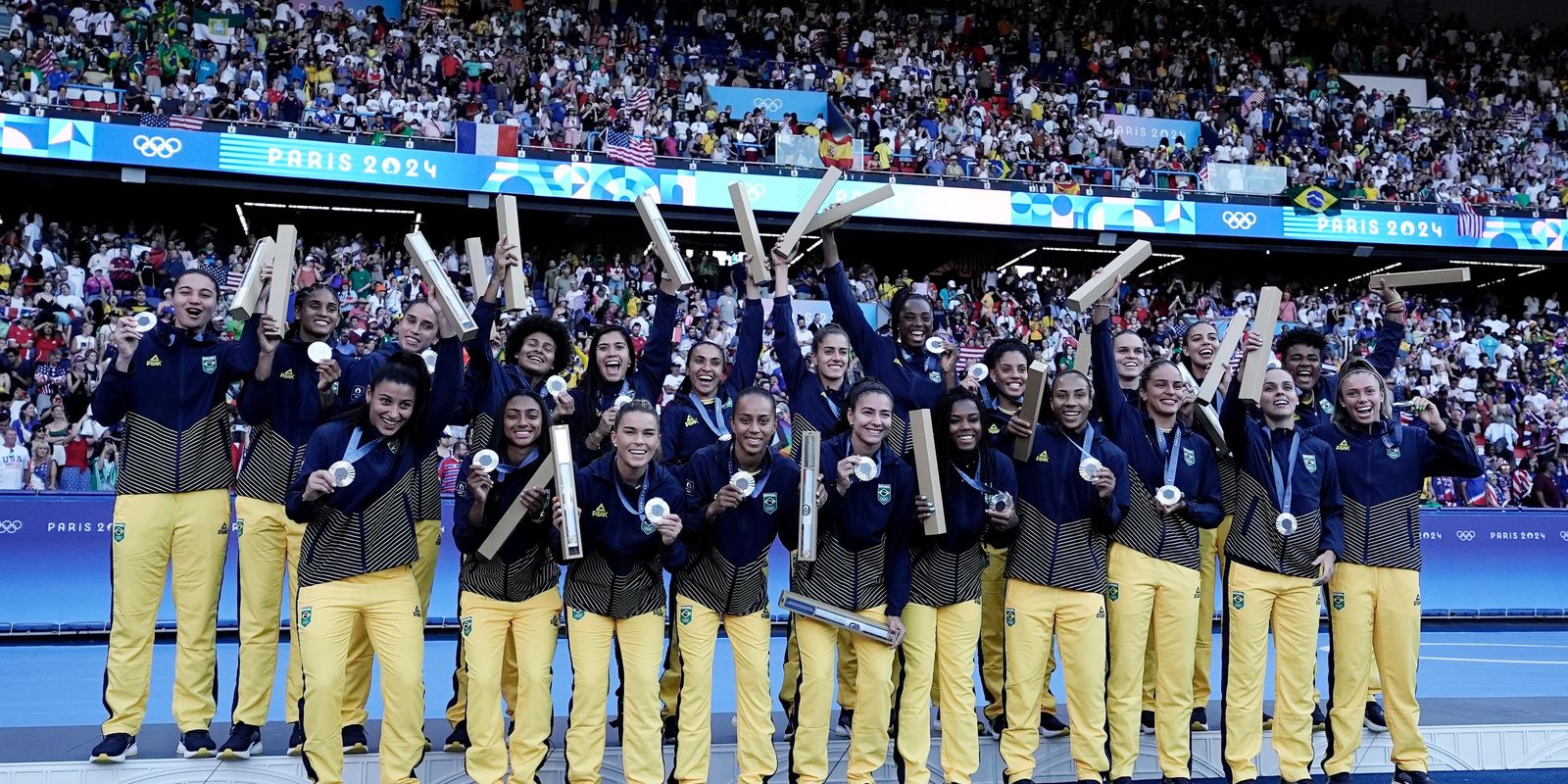 Brasil é prata no futebol feminino após revés contra EUA na final