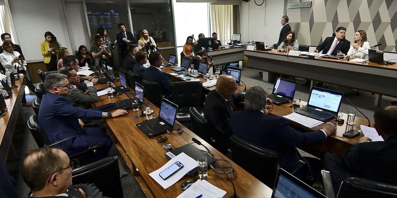 CCJ do Senado aprova projeto com mais critérios para prisão preventiva