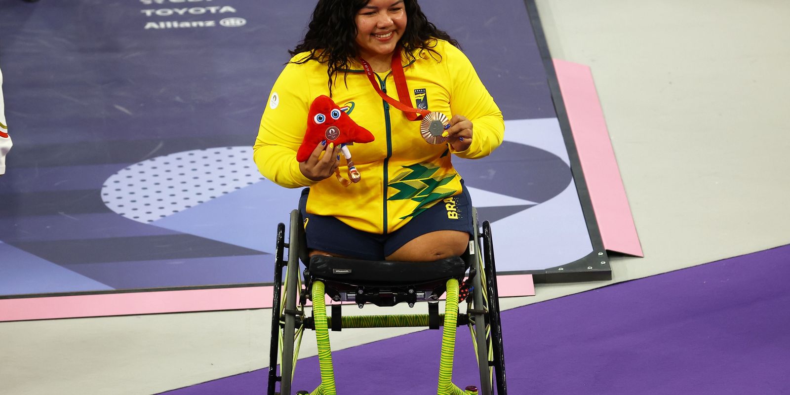 Maria de Fátima Castro levanta 133 quilos para ganhar bronze em Paris