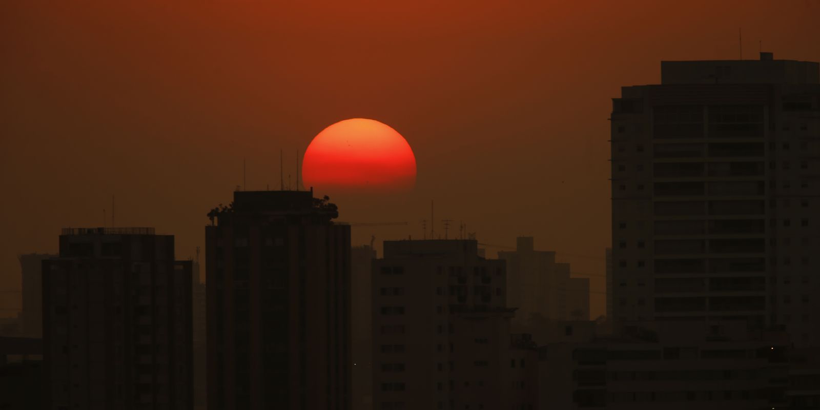 Queimada faz chover fuligem na zona oeste da capital Paulista