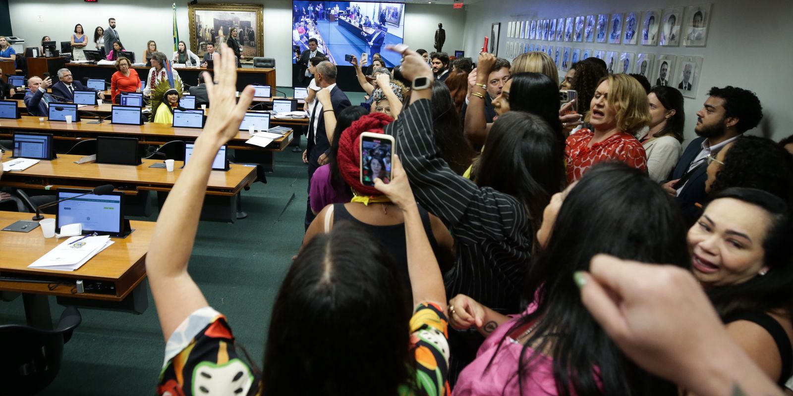 Sob protestos, CCJ da Câmara aprova PEC que proíbe aborto legal