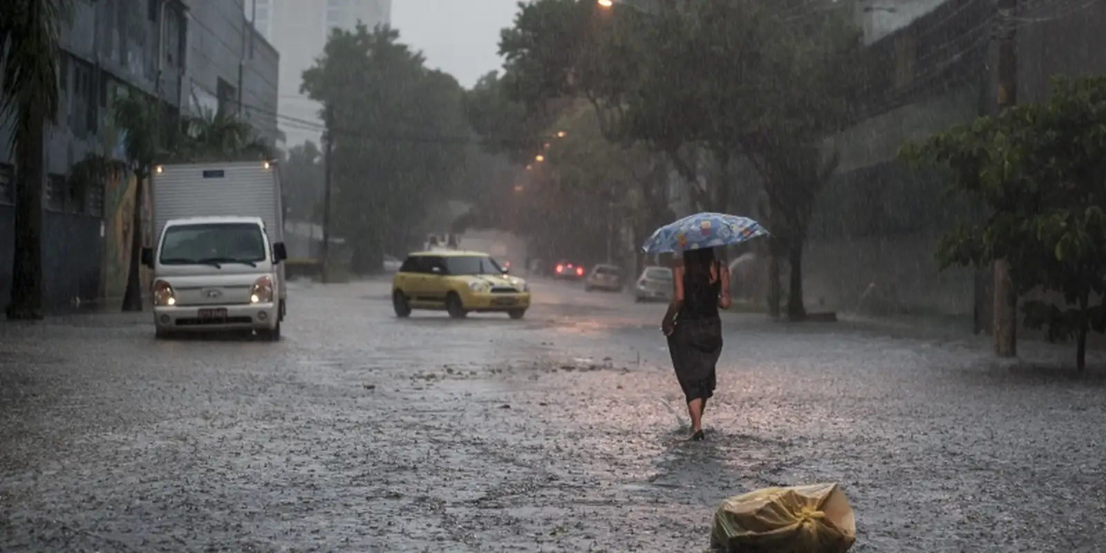 Inmet alerta para risco de chuvas intensas em três estados