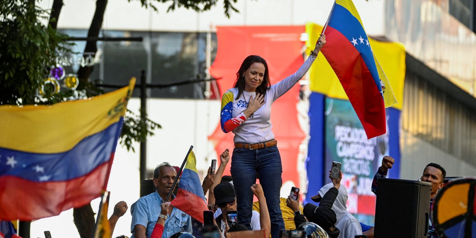 Notícia da prisão de Corina, logo desmentida, tensiona posse de Maduro