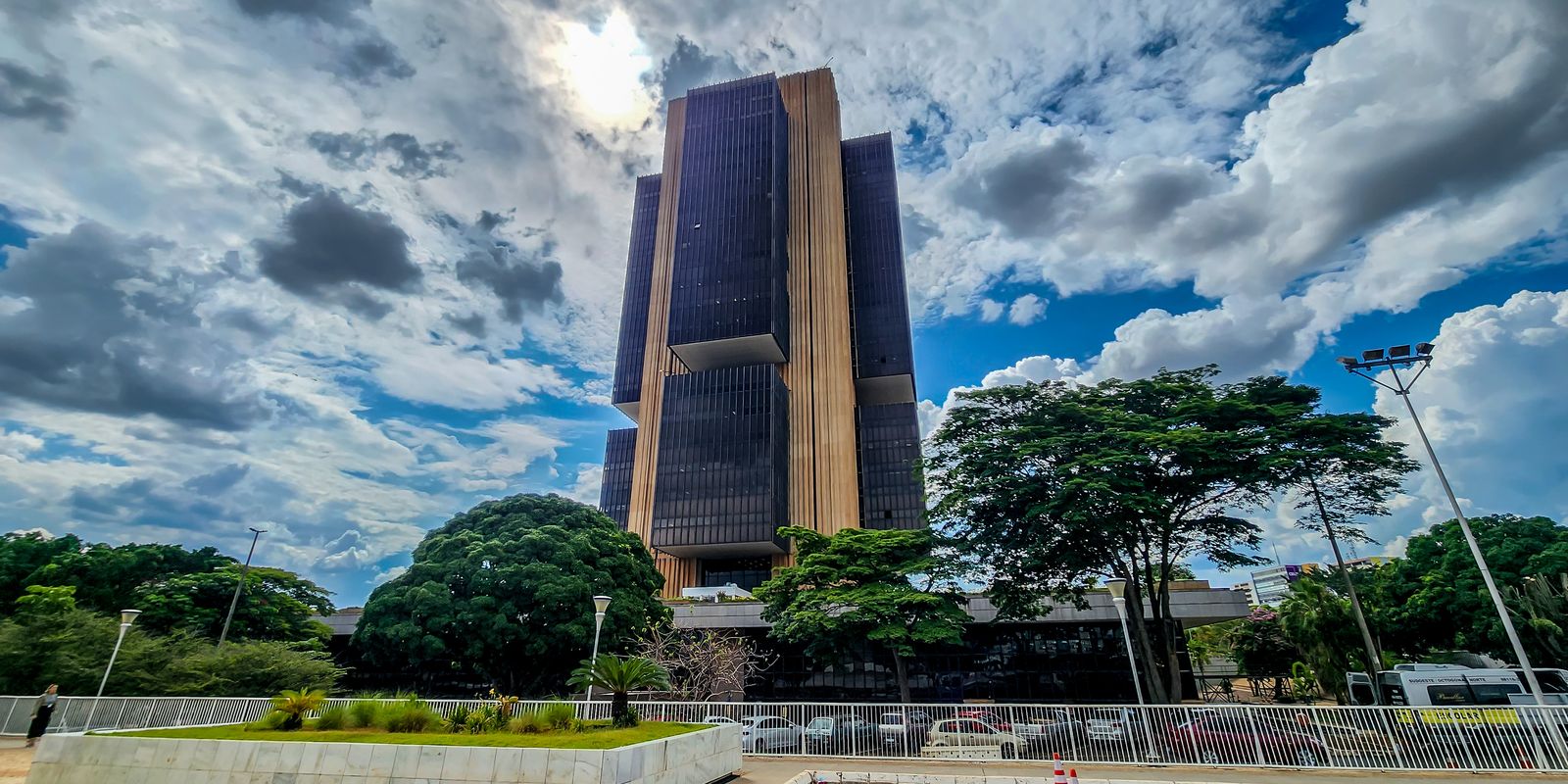 Copom eleva juros básicos da economia para 14,75% ao ano