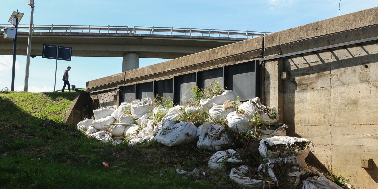 Nível do Guaíba recua, e prefeitura de Porto Alegre reabre comportas