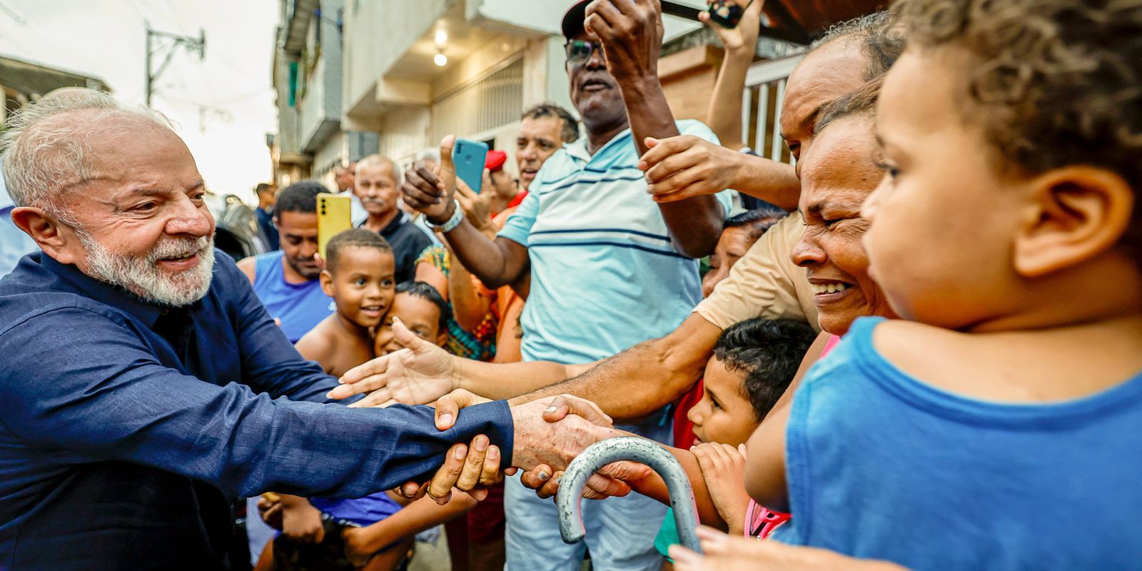 Lula entrega 599 títulos de terra em antiga área de palafitas em PE 