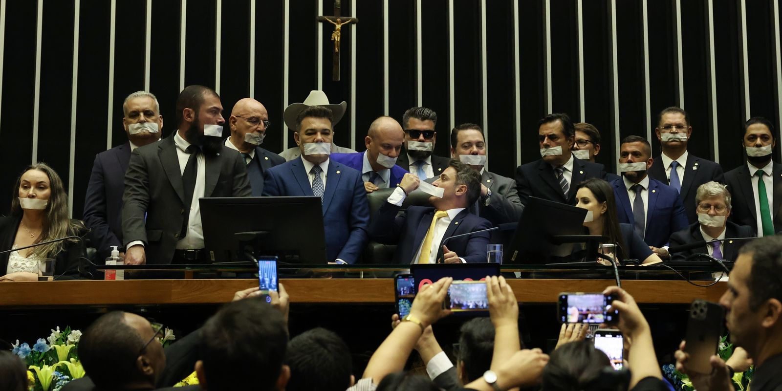 Oposição ocupa plenários por anistia a 8/01 e impeachment de Moraes