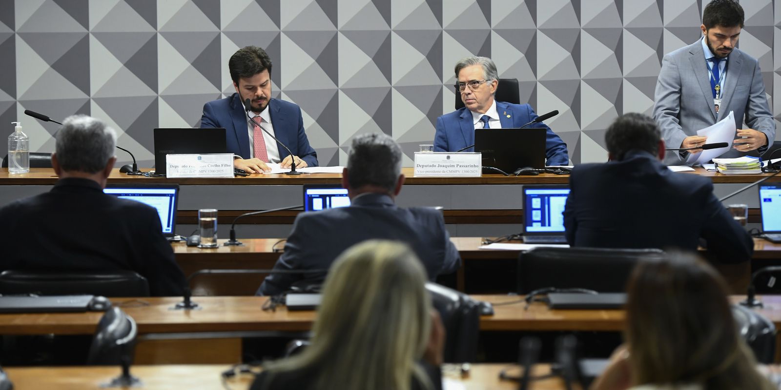 Tarifa social de energia elétrica é aprovada em comissão no Congresso