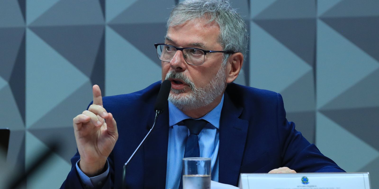 Ex-diretor do INSS nega vínculo político em depoimento à CPI