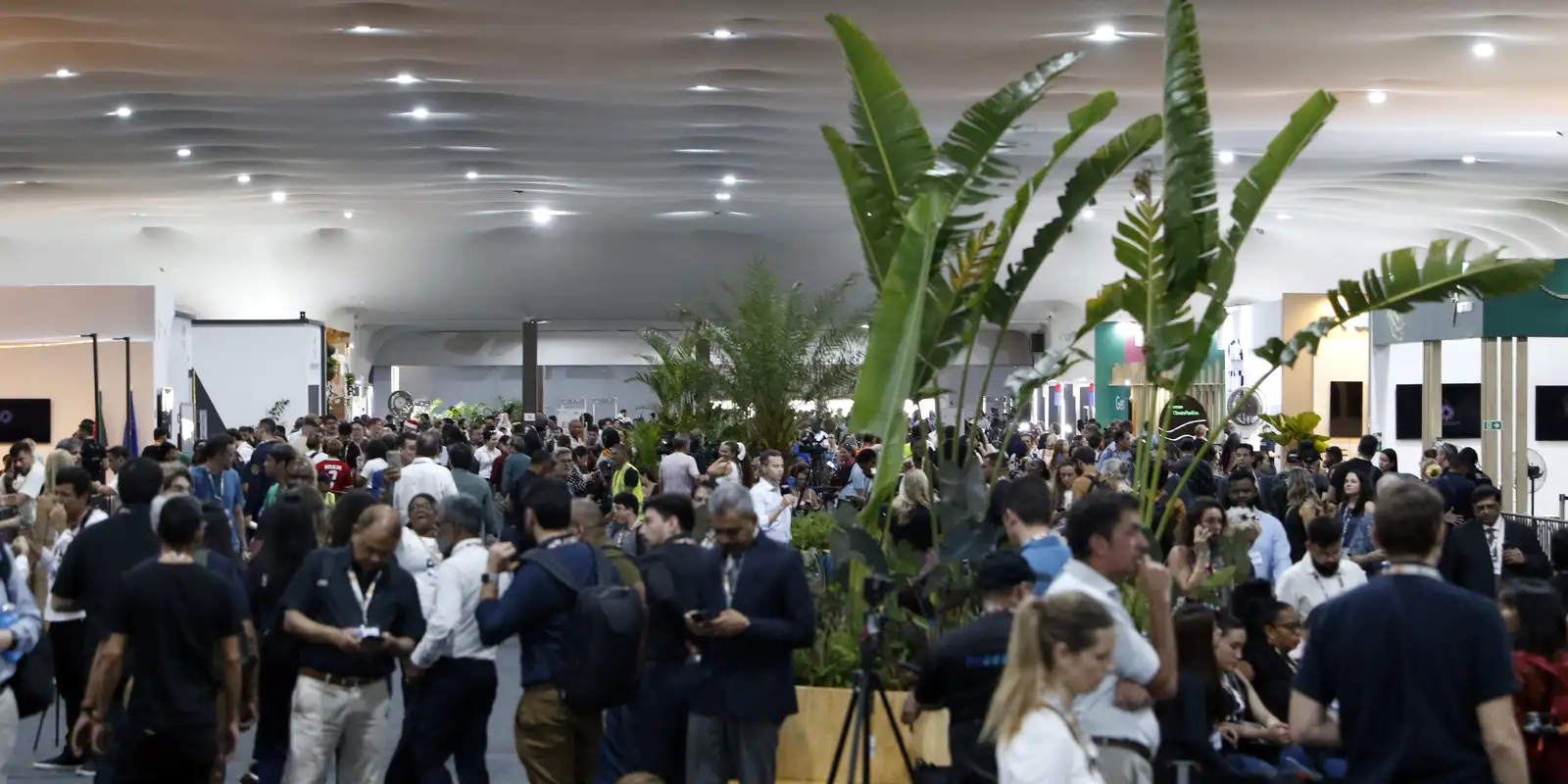 A poucas horas do fim da COP30, negociações prosseguem em Belém