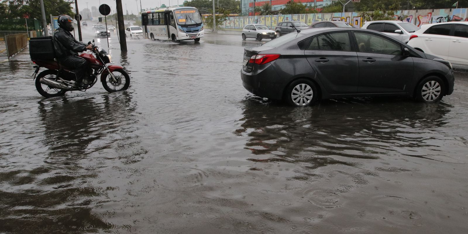 Frente fria derruba árvores e causa alagamentos no Rio de Janeiro