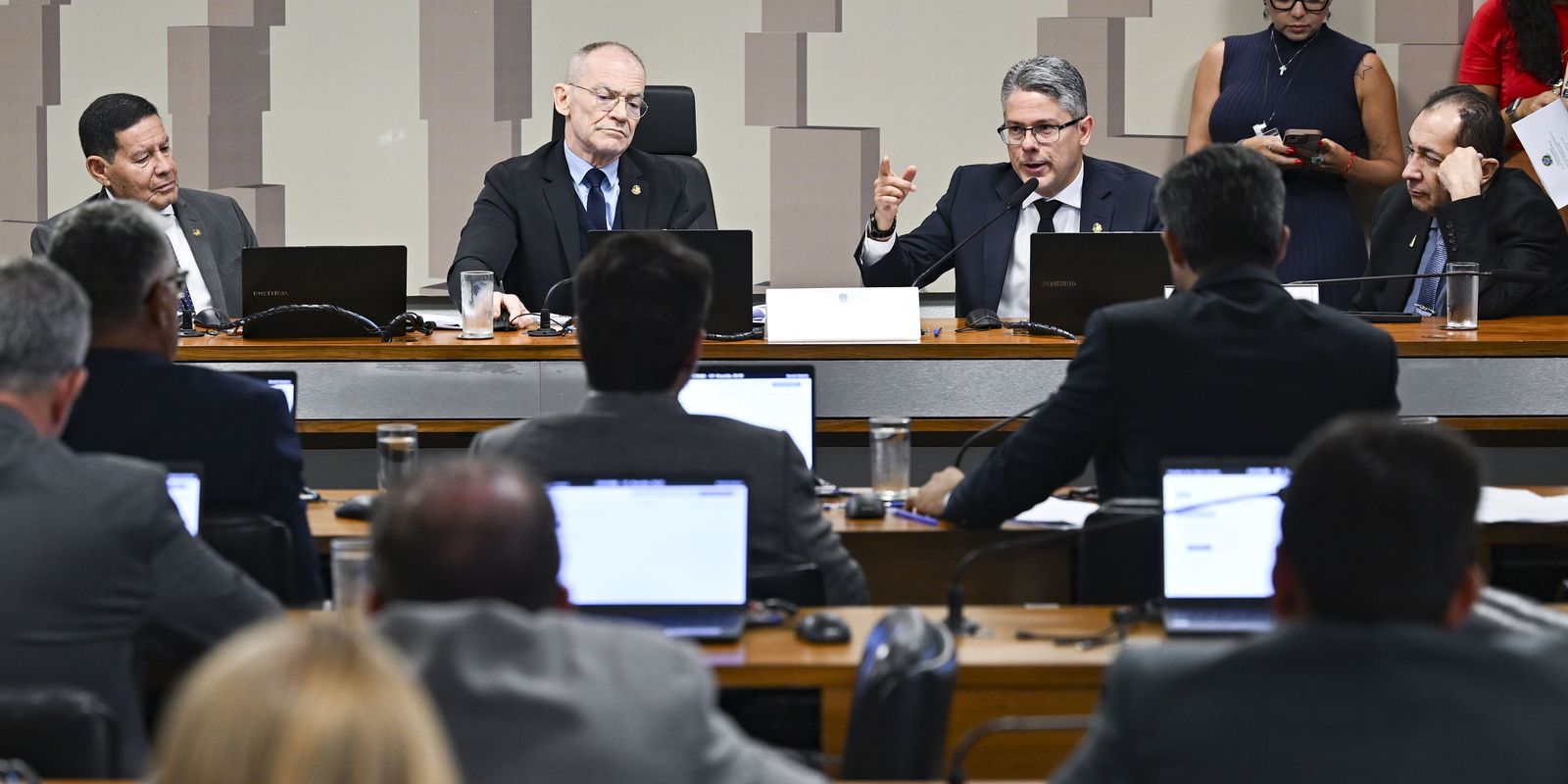CPI do Crime aprova pedido para investigar beneficiários do Banco Master