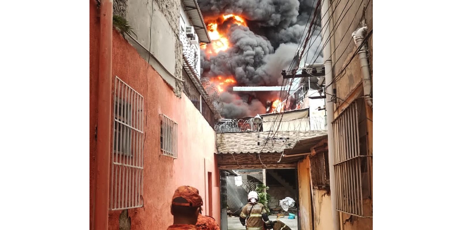 Incêndio de grandes proporções atinge galpão no Rio