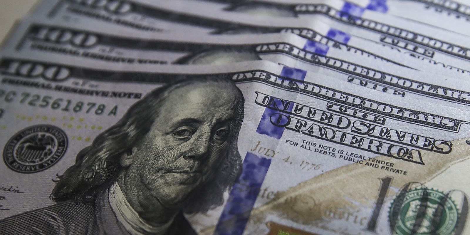 Ibovespa cai e dólar fecha estável em dia de tensão externa