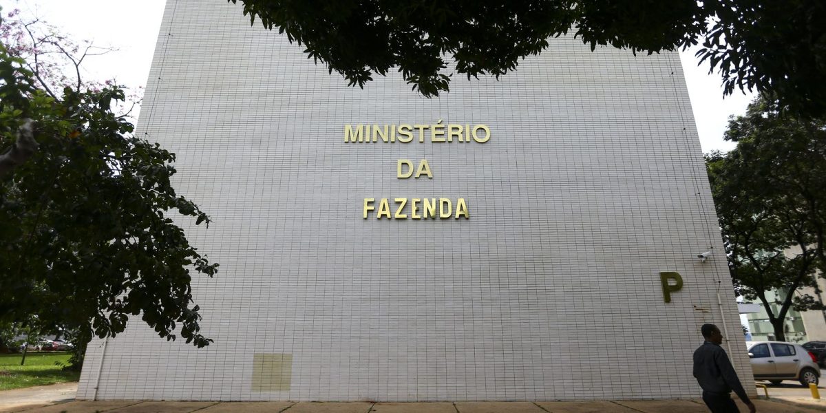 Projeção oficial de inflação sobe para 5,1%, com estouro da meta